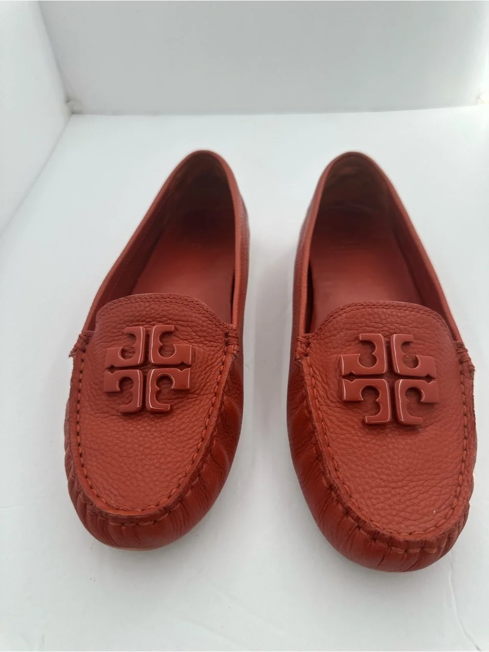 Tory Burch - Rust Orange Size 7 Pebbled Leather Logo Moccasins